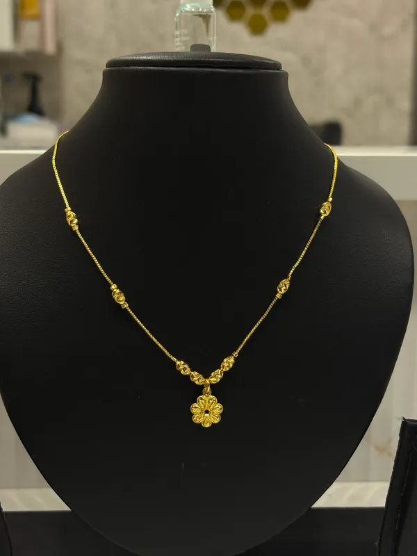 Black_And_Gold_Plated_Floral_Pendant_Mangalsutra_For_Women