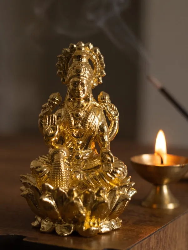 Gold_Brass_Lakshmi_Idol_On_Lotus_Throne_With_Prabhavali
