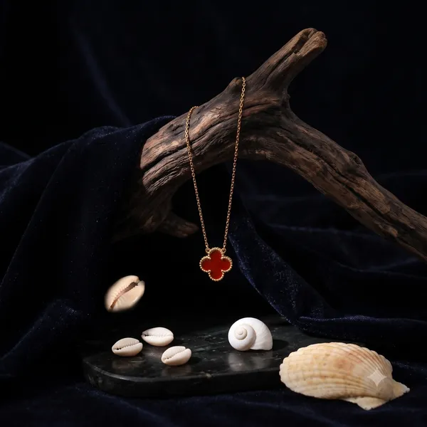 Gold_Stainless_Steel_Red_Clover_Pendant_Chain_Necklace_For_Women