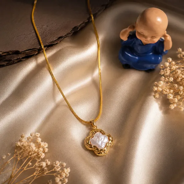 Gold_Stainless_Steel_Pink_Crystal_Quatrefoil_Pendant_Chain_Necklace_For_Women