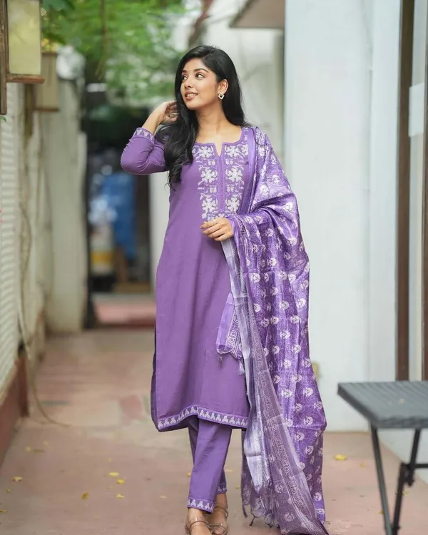 Dealshpere_Floral_Print,_Embroidered,_Solid_Kurta,_Trouser/Pant_And_Dupatta_Set