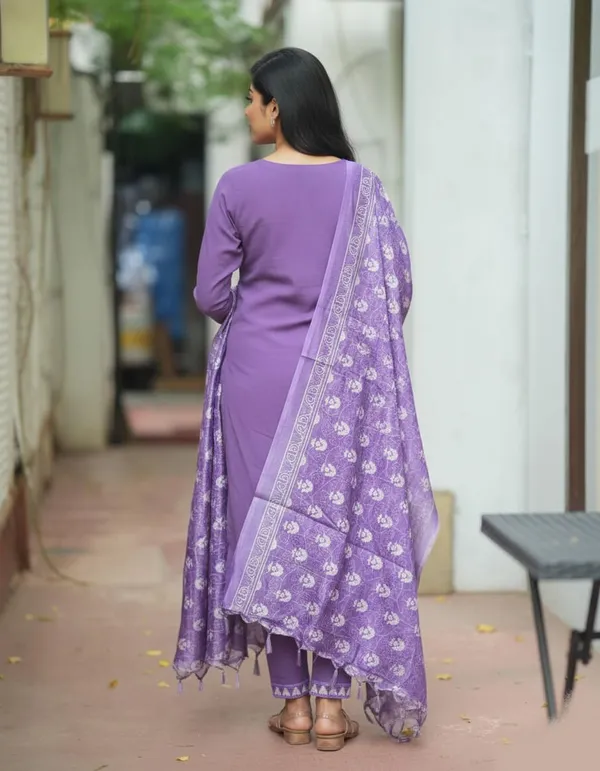 Dealshpere_Floral_Print,_Embroidered,_Solid_Kurta,_Trouser/Pant_And_Dupatta_Set