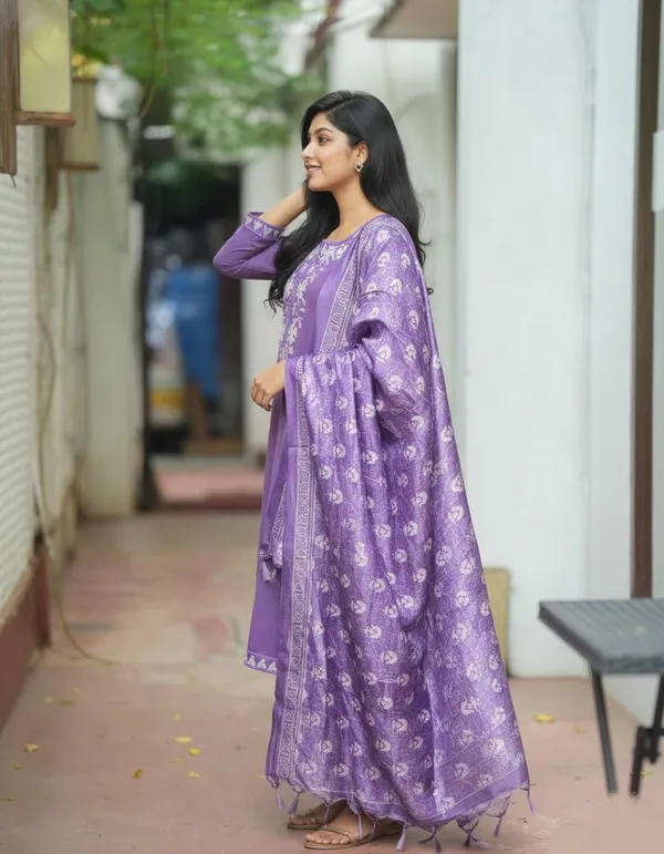 Dealshpere_Floral_Print,_Embroidered,_Solid_Kurta,_Trouser/Pant_And_Dupatta_Set