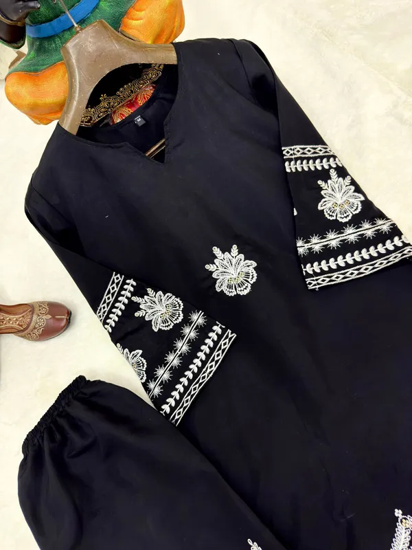 Black_Roman_Dell_Silk_Kurta_Set_For_Women