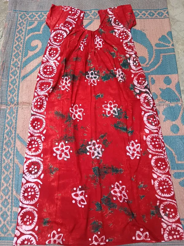 Red_Cotton_Batik_Print_Sleeveless_Nighty_For_Women