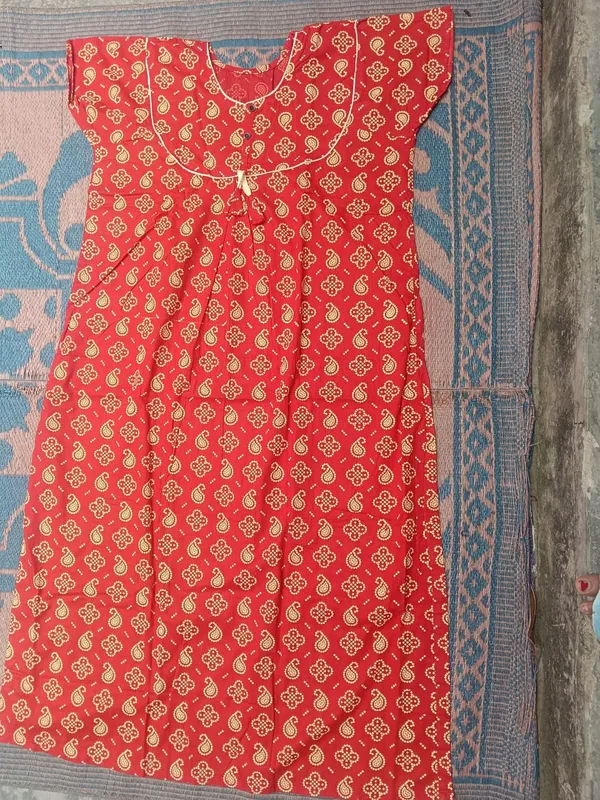 Red_Cotton_Paisley_Print_Sleeveless_Nighty_For_Women