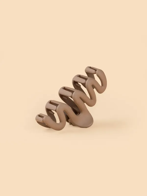 Wavy_Claw_Medium__Caramel_Brown_Claw_Clip