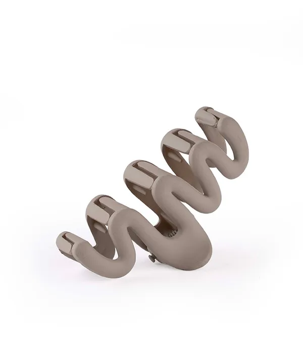 Wavy_Claw_Medium_Sand_Beige_Claw_Clip