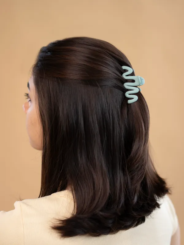 Wavy_Claw_Medium_Sand_Beige_Claw_Clip