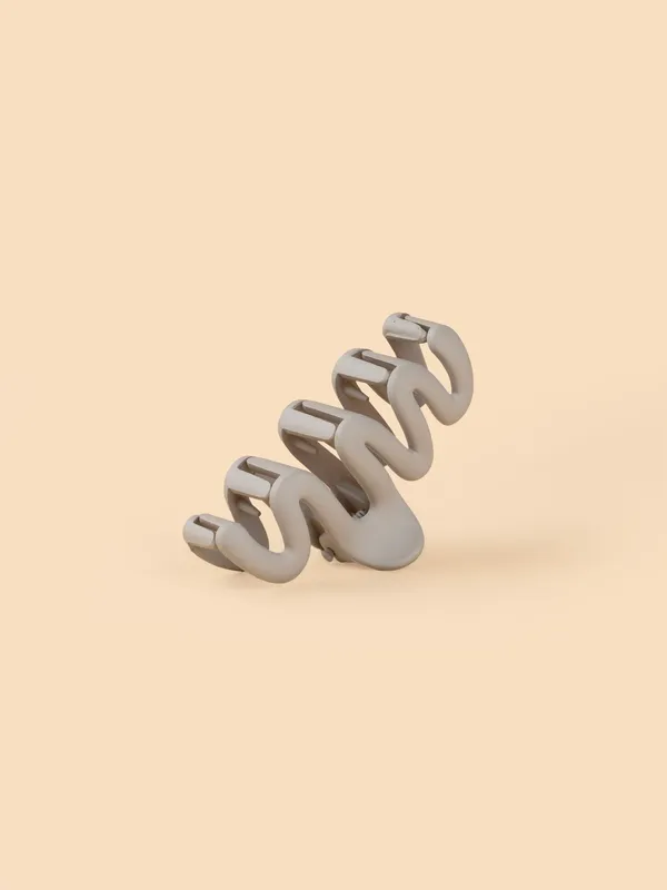 Wavy_Claw_Medium_Sand_Beige_Claw_Clip
