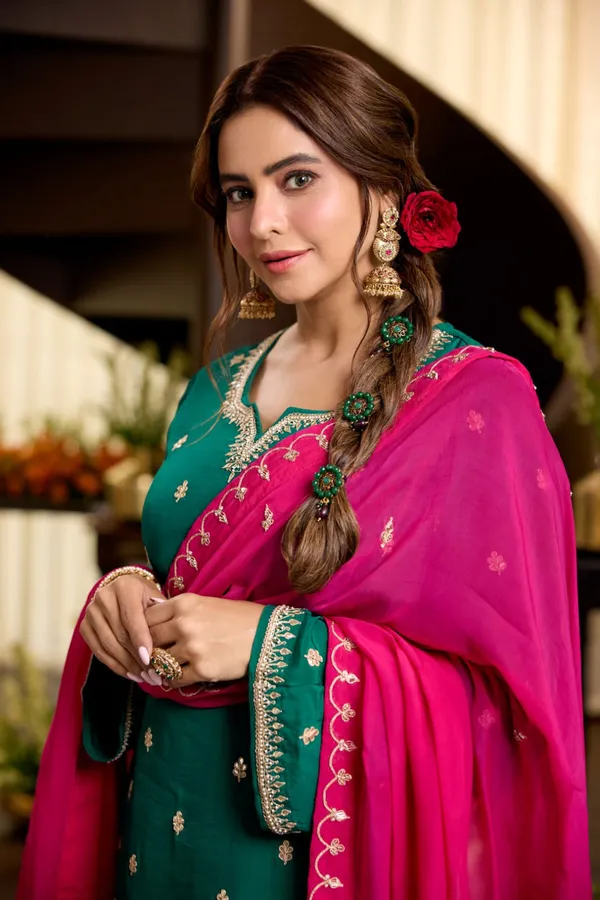 Crape_embroidery_kurta_suit_set_