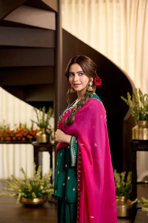 Crape_embroidery_kurta_suit_set_