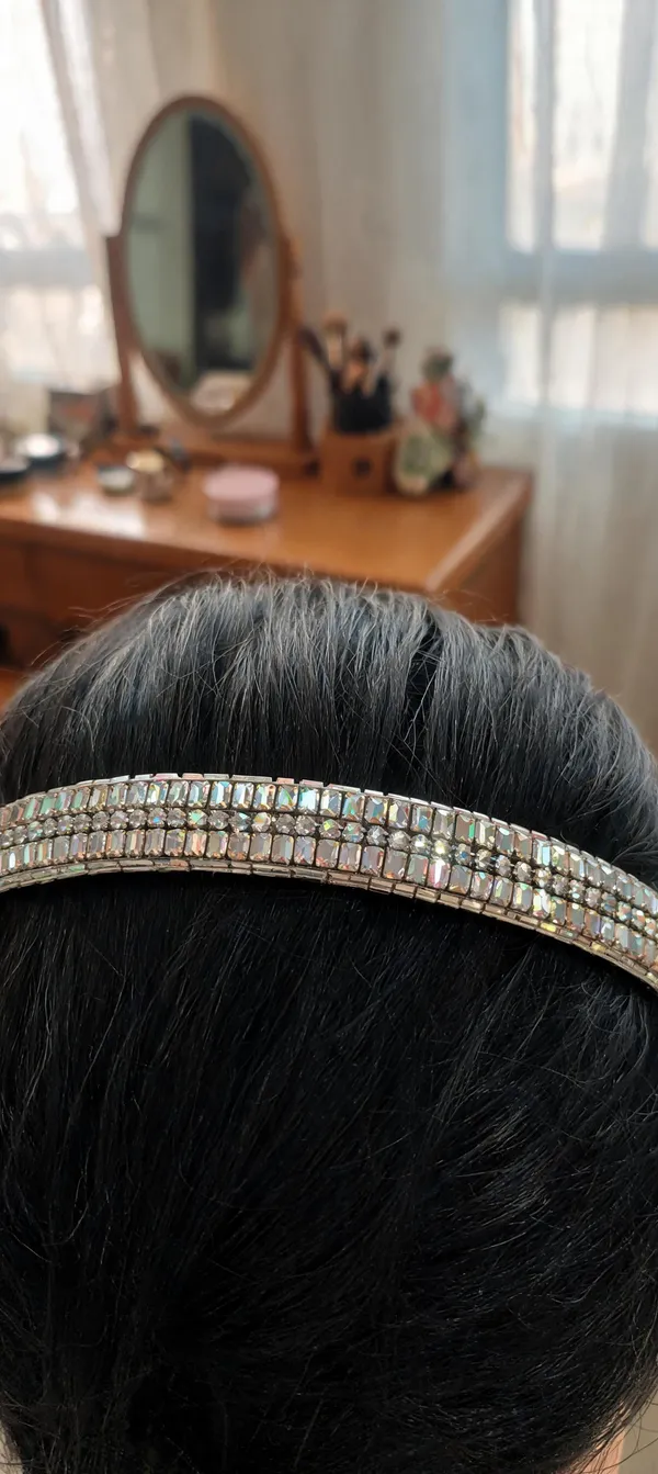 Silver_Iridescent_Crystal_Embellished_Hairband_For_Women