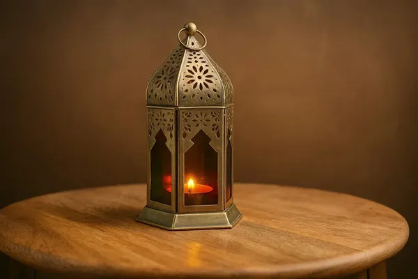 Antique_Metal_Lantern_Moroccan_Style_Decorative_Candle_Lamp_With_Red_Glass_Panels