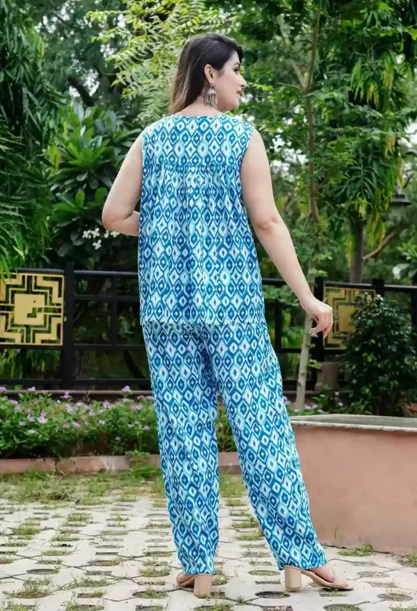 Blue_Printed_Sleeveless_Top_for_Women