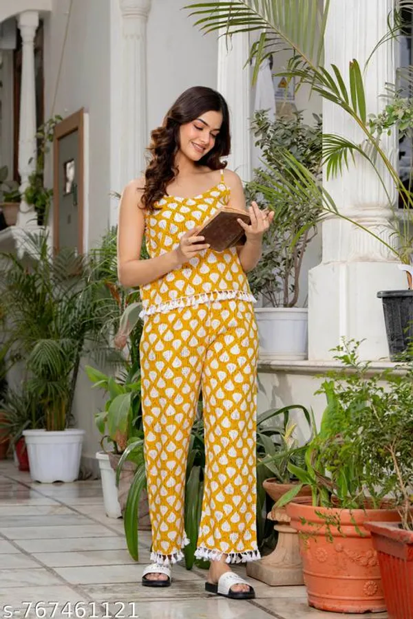 Yellow_And_White_Cotton_Printed_Regular_Fit_Night_Suit_For_Women