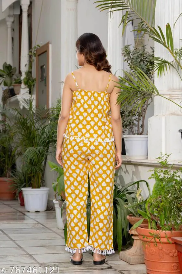 Yellow_And_White_Cotton_Printed_Regular_Fit_Night_Suit_For_Women