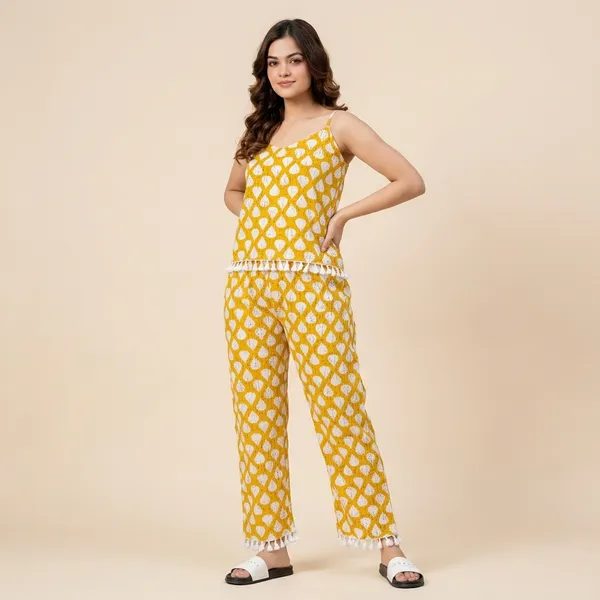 Yellow_And_White_Cotton_Printed_Regular_Fit_Night_Suit_For_Women