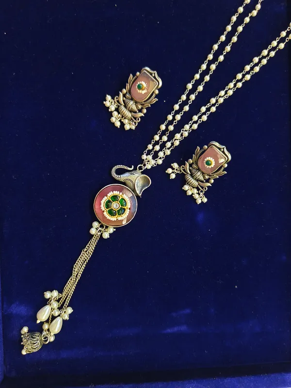 Multicolor_Gold_Toned_Brass_Pearl_Beaded_Antique_Pendant_Necklace_Set_For_Women
