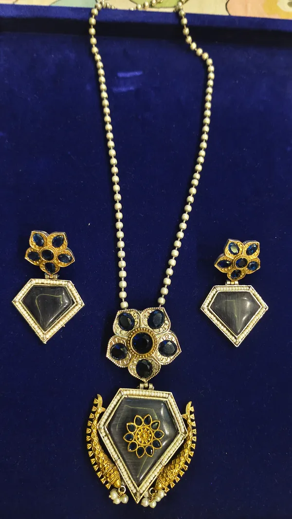 Golden_Brass_Kundan_Blue_Stone_Pendant_Necklace_Set_For_Women