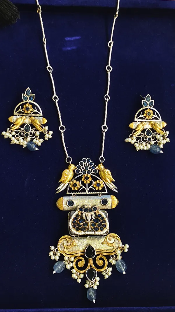 Golden_Brass_Bird_Motif_Kundan_Pendant_Necklace_Set_For_Women