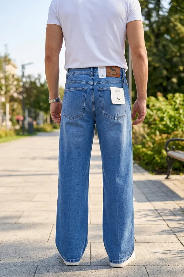 Men's_Classic_Light_Wash_Loose_Fit_Denim_Jeans