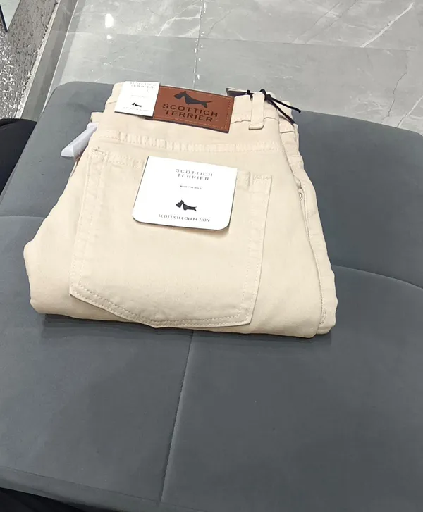 Men's_Versatile_Cream_Straight-Fit_Denim_Jeans