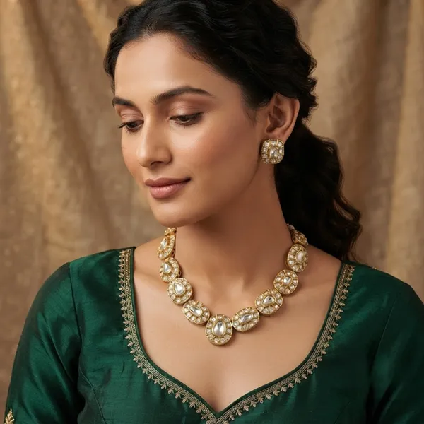 Classic_Oval_Polki_Kundan_Medallion_Necklace_Set_with_Matching_Stud_Earrings