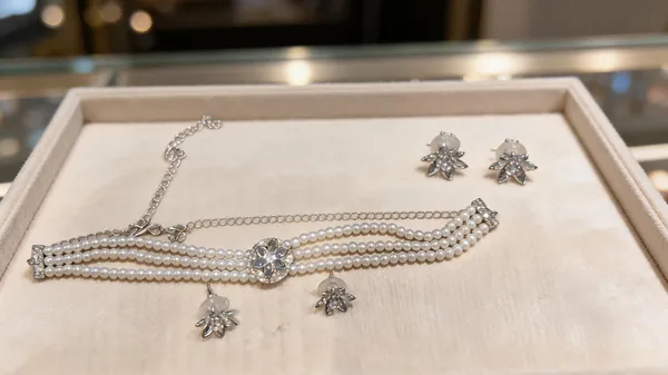 Strand_Pearl_Choker_Necklace_with_Crystal_Floral_Brooch