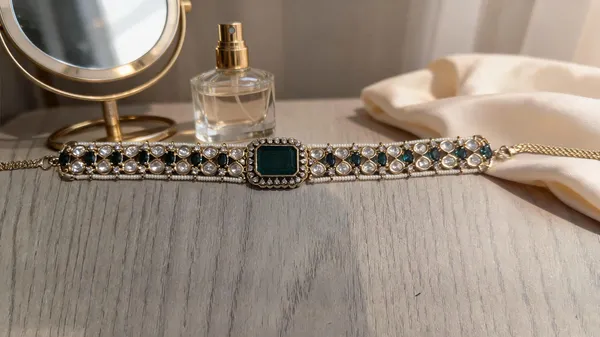 Emerald_Green_Stone_Kundan_Choker_Set