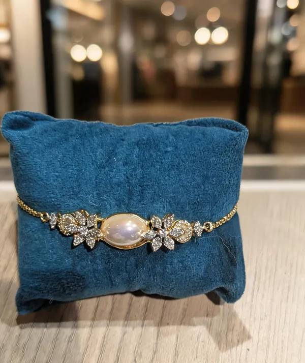 Elegant_Floral_Cluster_Mother-of-Pearl_Bracelet