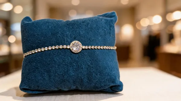 Romantic_Heart_&_Bow_Crystal_Tennis_Bracelet