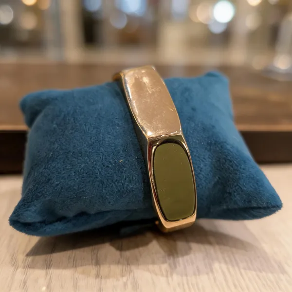 Minimalist_Hexagonal_Prism_Statement_Kada