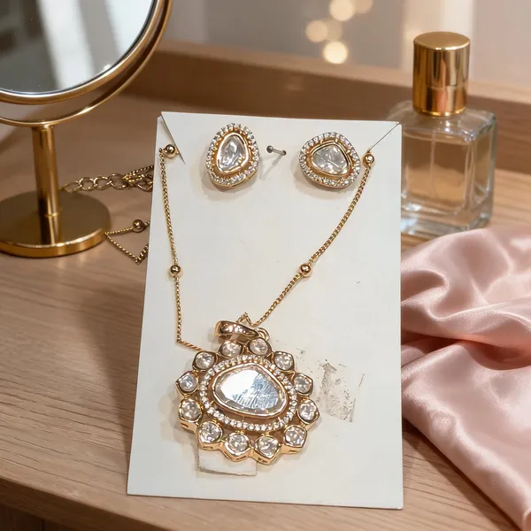 Elegant_Kundan-Inspired_Teardrop_Pendant_&_Earrings_Set