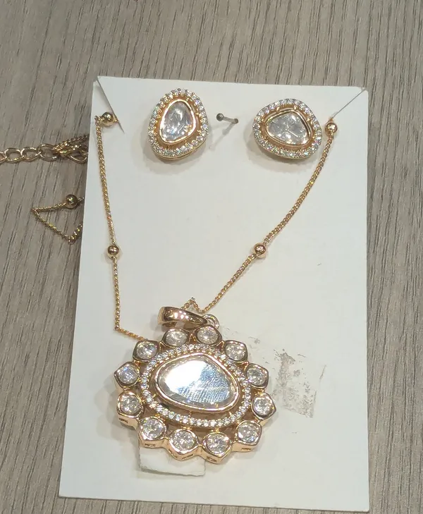 Elegant_Kundan-Inspired_Teardrop_Pendant_&_Earrings_Set