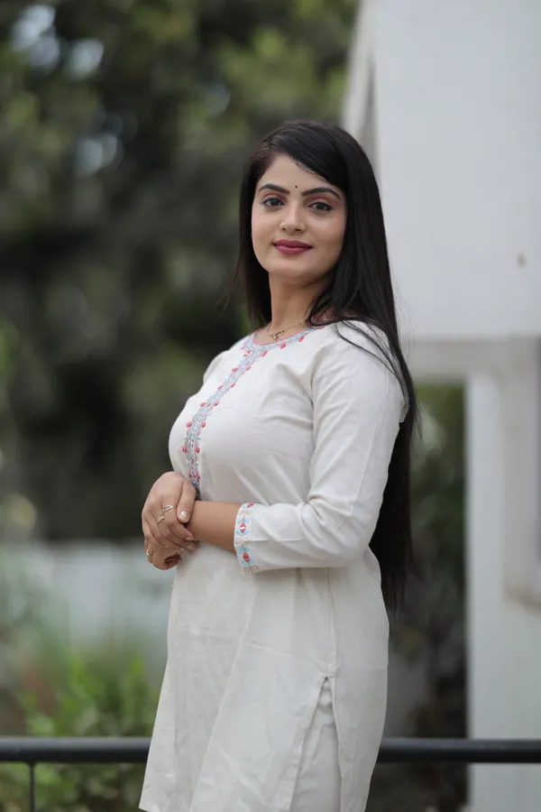White_Embroidered_Kurta_Set_for_Women
