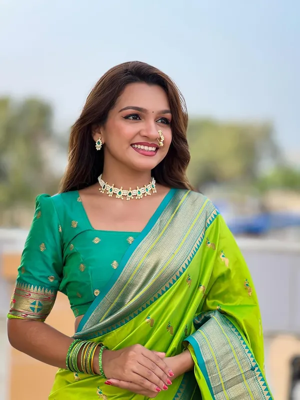 Women_Paithani_Lichi_Silk_Kanjivaram_Saree_With_Unstitched_Blouse_Piece