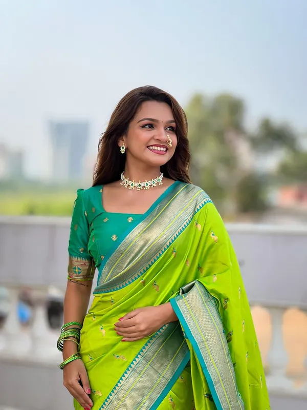 Women_Paithani_Lichi_Silk_Kanjivaram_Saree_With_Unstitched_Blouse_Piece