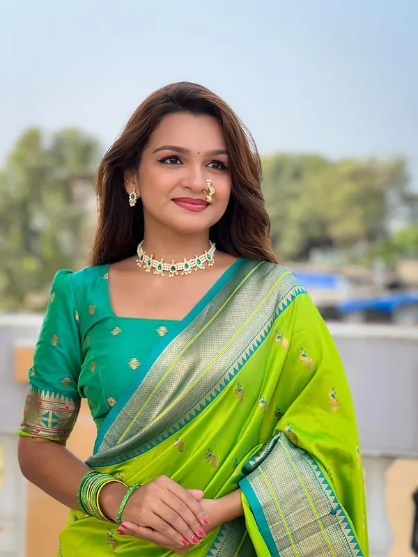 Women_Paithani_Lichi_Silk_Kanjivaram_Saree_With_Unstitched_Blouse_Piece