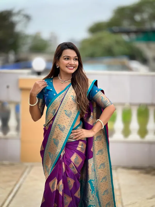 Banarasi_Silk_Blend_Woven_Saree_With_Blouse_Piece