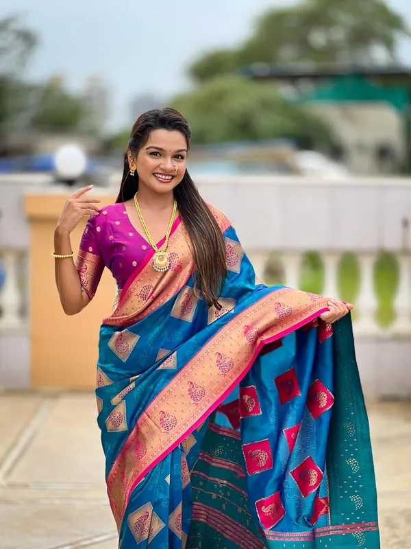 Banarasi_Silk_Blend_Woven_Saree_With_Blouse_Piece