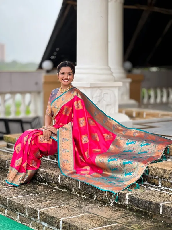 Banarasi_Silk_Blend_Woven_Saree_With_Blouse_Piece