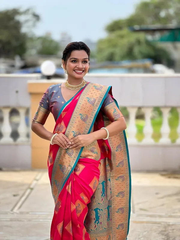 Banarasi_Silk_Blend_Woven_Saree_With_Blouse_Piece