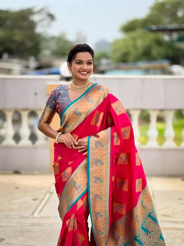 Banarasi_Silk_Blend_Woven_Saree_With_Blouse_Piece