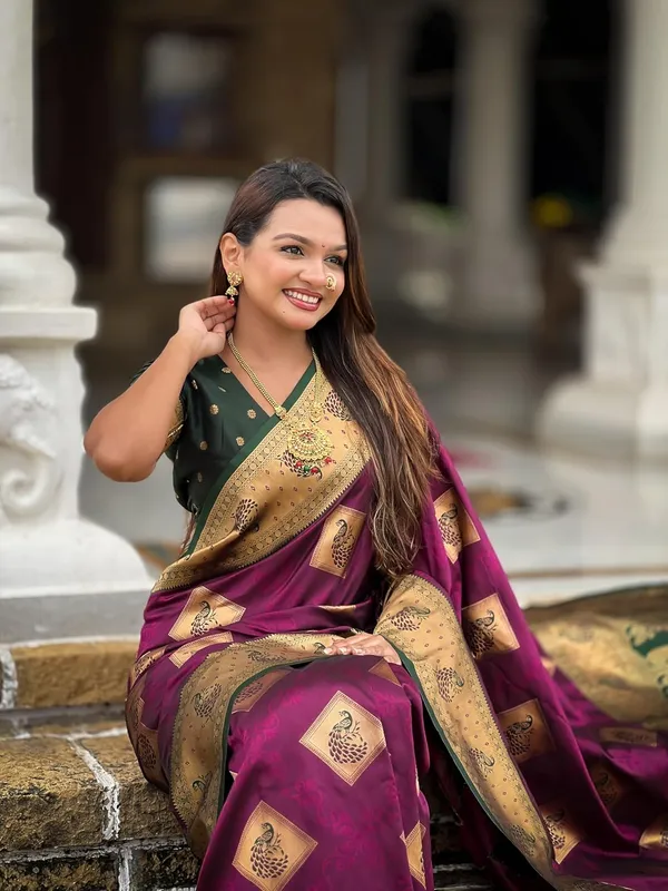 Banarasi_Silk_Blend_Woven_Saree_With_Blouse_Piece