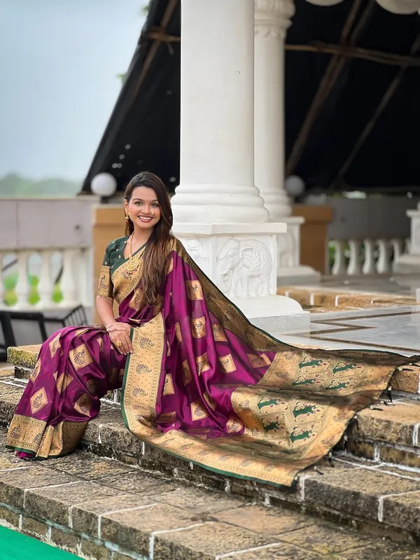 Banarasi_Silk_Blend_Woven_Saree_With_Blouse_Piece