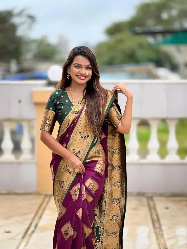 Banarasi_Silk_Blend_Woven_Saree_With_Blouse_Piece