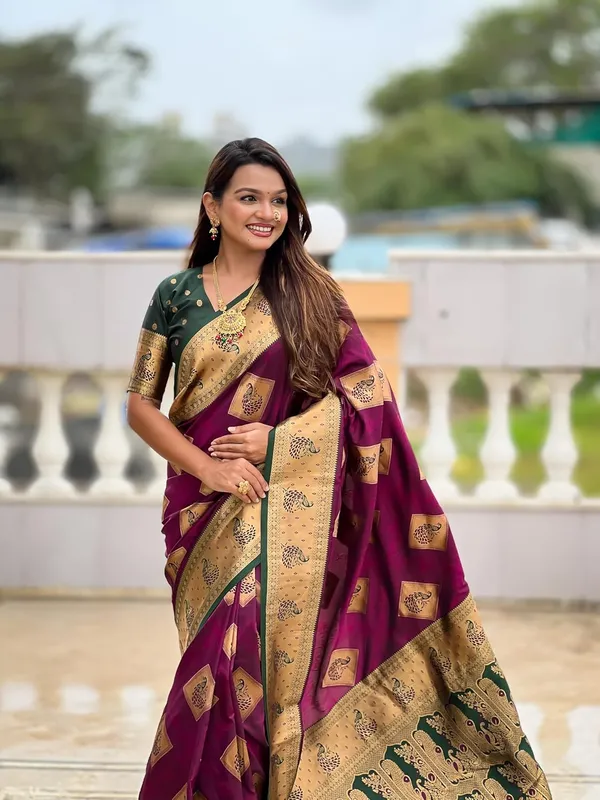 Banarasi_Silk_Blend_Woven_Saree_With_Blouse_Piece