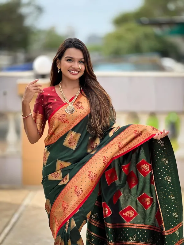 Banarasi_Silk_Blend_Saree_With_Blouse_Piece