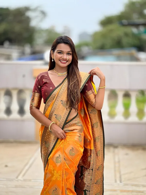 Banarasi_Silk_Blend_Woven_Saree_With_Blouse_Piece